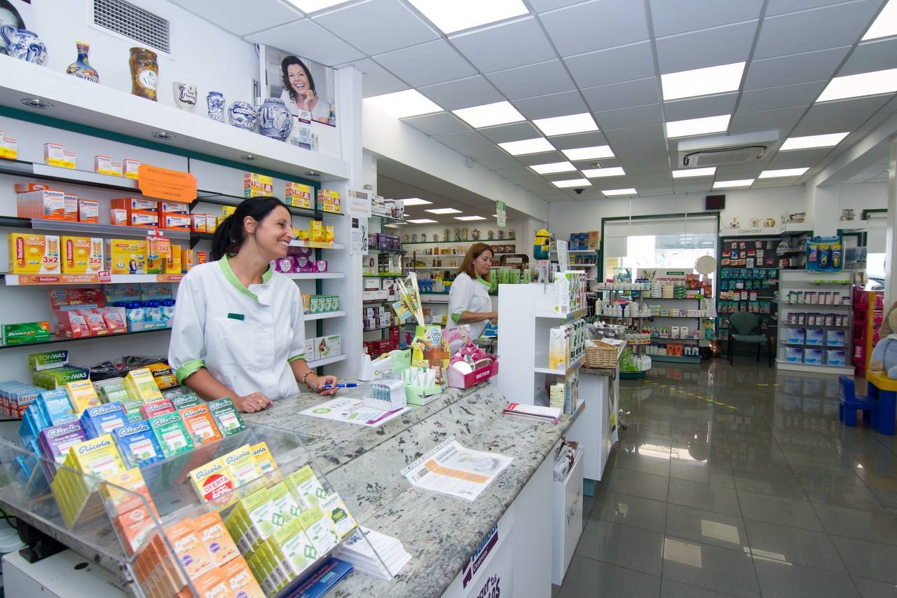 Atención farmacéutica en el mostrador de Farmacia Frau